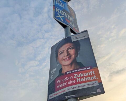 Wahlplakate von AfD und BSW im Kontext geschlechtsspezifischer Wählerpräferenzen zur Landtagswahl.