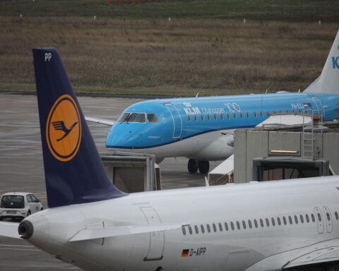 Ein KLM-Flugzeug, das synthetischen Kraftstoff aus Frankfurt-Höchst verwendet, über dem Flughafen Hamburg.
