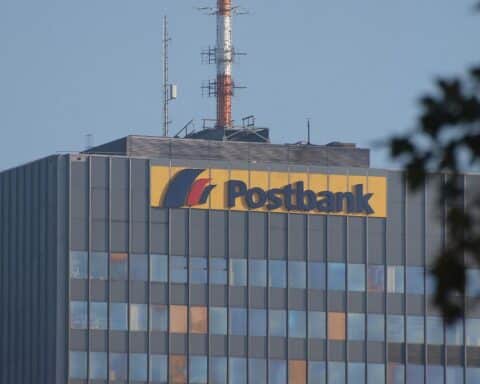 Postbank-Beschäftigte feiern Tarifvertrag: Gehaltssteigerungen und sichere Filialen bis 2028 gesichert.