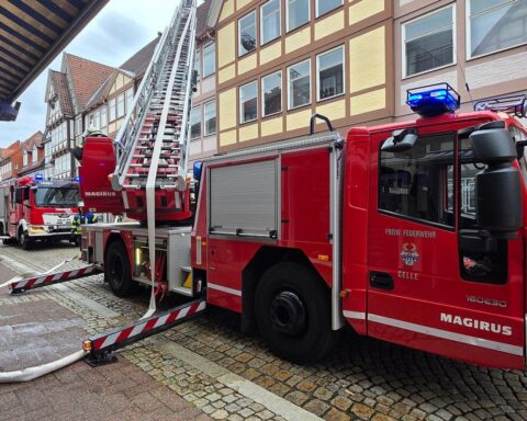 Feuerwehr löscht heißen Aufzugsmotor, Bergstraße gesperrt, keine Gefahr für Personen.