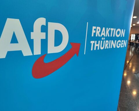 AfD-Fraktion im Thüringer Landtag (Archiv): Politiker sitzen bei Debatte, Thema AfD-Teilverbot durch SPD.