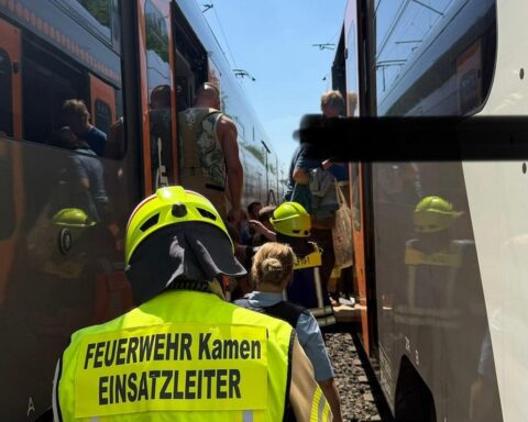 Archivfoto: Freiwillige Feuerwehr Kamen am Bahnhof nach Personenunfall; Rettungseinsatz nach Zugerfassung.
