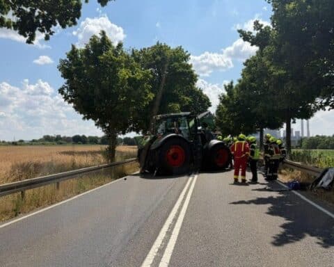 Feuerwehr an schwerer Unfallstelle: Frontalzusammenstoß Pkw und Traktor auf der B477 bei Bergheim-Rheidt.