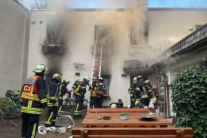 Feuerwehr Dortmund löscht Wohnungsbrand: dichter schwarzer Rauch aus Fenstern eines Hinterhofgebäudes (Archiv).