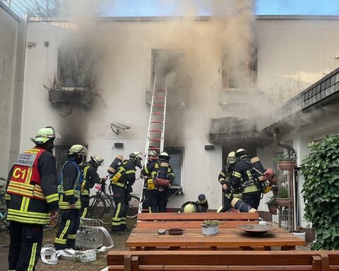 Feuerwehr Dortmund löscht Wohnungsbrand: dichter schwarzer Rauch aus Fenstern eines Hinterhofgebäudes (Archiv).