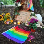 Polizeisicherungsbereich am Tatort nach CSD-Todesfahrt, Trauerbeflaggung auf Halbmast in Sachsen.