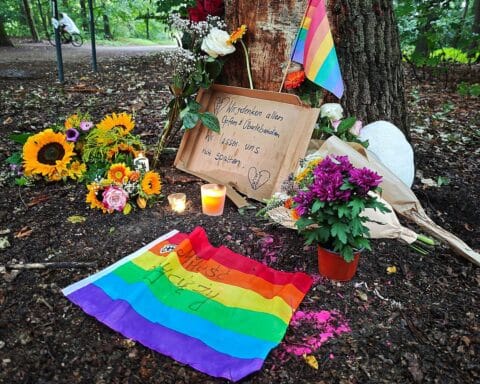 Polizeisicherungsbereich am Tatort nach CSD-Todesfahrt, Trauerbeflaggung auf Halbmast in Sachsen.