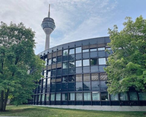 Trauerbeflaggung vor dem Landtag, Gedenken an Flutkatastrophe 2021 in NRW und Rheinland-Pfalz.