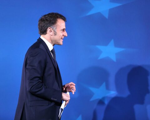 Emmanuel Macron in Syrien, trotz Explosionen, Sicherheit und diplomatische Bemühungen im Fokus.