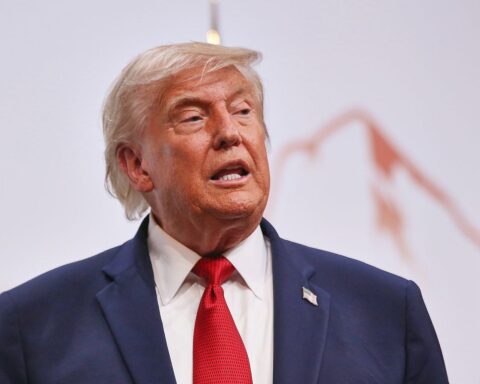 Donald Trump spricht auf dem Nato-Gipfel über den brüchigen Waffenstillstand mit dem Iran.