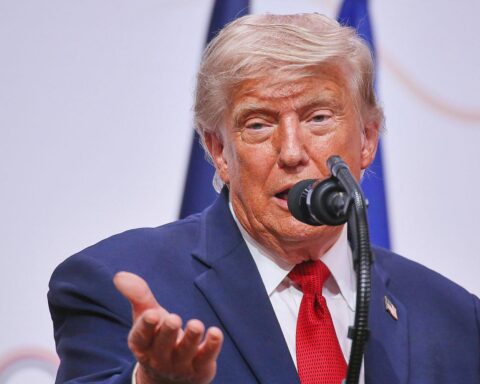 Donald Trump begnadigt sechs Personen wegen "Reparatur von Autos", kritisiert Biden-Regierung.