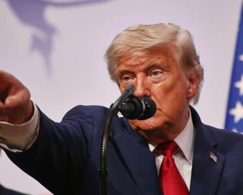 Donald Trump vor dem Hintergrund einer angespannten geopolitischen Lage zwischen USA und Iran.