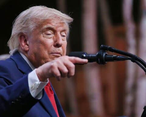 Donald Trump (Archiv) vor Symbolen für Nahost-Frieden und Nuklearabkommen USA–Saudi-Arabien.