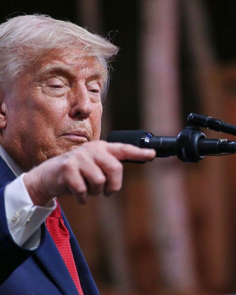 Donald Trump (Archiv) vor Symbolen für Nahost-Frieden und Nuklearabkommen USA–Saudi-Arabien.