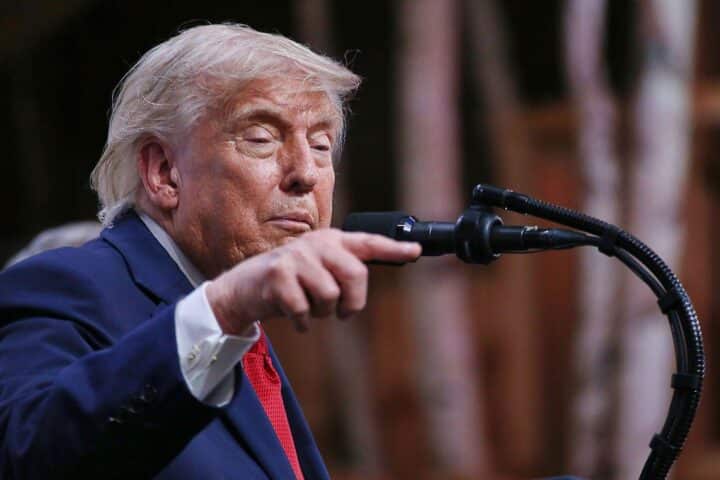 Donald Trump (Archiv) vor Symbolen für Nahost-Frieden und Nuklearabkommen USA–Saudi-Arabien.