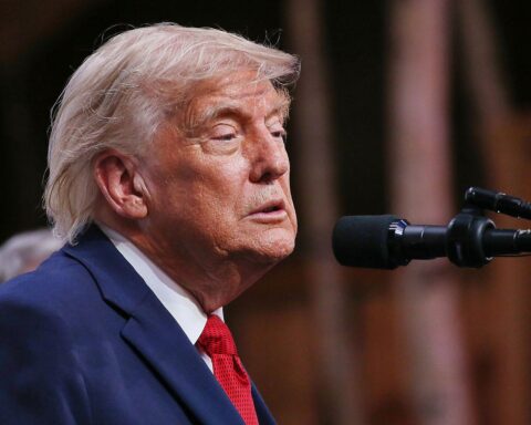 Donald Trump kündigt neue 50%-Zölle auf kanadische Waren an, im Kontext eskalierender Handelsstreitigkeiten.