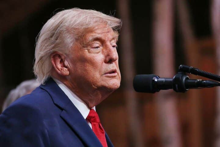 Donald Trump kündigt neue 50%-Zölle auf kanadische Waren an, im Kontext eskalierender Handelsstreitigkeiten.