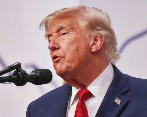 Donald Trump (Archiv) vor Hintergrund von Kriegsschauplatz Iran, Schiffsschäden und Hafenanlagen.