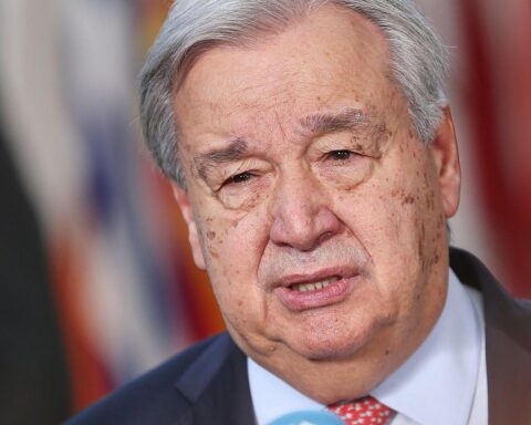 Antonio Guterres spricht auf Konferenz über globale Kontrollen von Künstlicher Intelligenz.