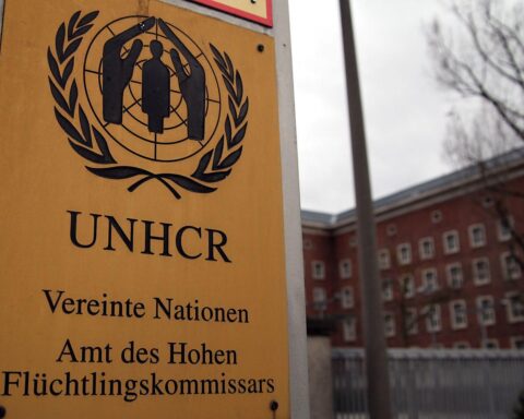 UNHCR-Foto (Archiv) vor UN-Gebäude in Genf, Anlass: 75 Jahre Genfer Flüchtlingskonvention.