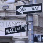 Wallstreet-Archivfoto mit Blick auf New Yorks Börse, während US-Aktien wegen KI- und Halbleiter-Sorgen schwanken.