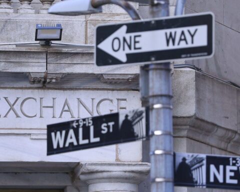 Wallstreet-Archivfoto mit Blick auf New Yorks Börse, während US-Aktien wegen KI- und Halbleiter-Sorgen schwanken.