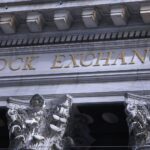 New York Stock Exchange, Anleger jubeln; Kursanstieg nach Amazon-Zahlen, Dow und Nasdaq im Plus.