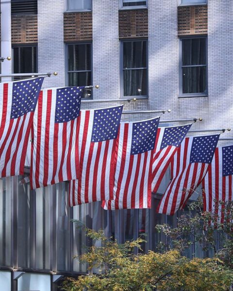US-Fahnen im Archiv: Luftangriffe der USA gegen den Iran, Hinweis auf weitere Vergeltungsgefahr.