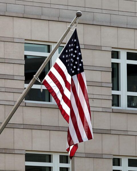 US-Flagge im Archiv; im Text: nächtliche US-Angriffe auf Iran, Zielorte wie Buschehr und Bandar Abbas.