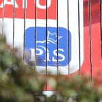 Wahlplakat der PiS in Polen, Symbolfigur Jaroslaw Kaczyński, innerparteiliche Krise und Abspaltung im Bild.