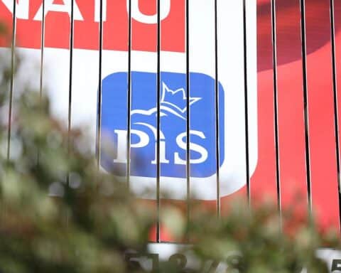 Wahlplakat der PiS in Polen, Symbolfigur Jaroslaw Kaczyński, innerparteiliche Krise und Abspaltung im Bild.