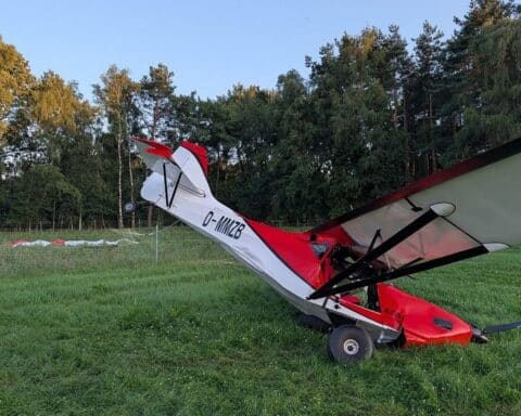 Ultraleichtflugzeug abgestürzt, Pilot verletzt, Wiese als Landeort, Ermittlungen laufen.