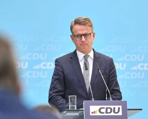 Carsten Linnemann, designierter Bundesgesundheitsminister, bei Auftritt; Umfrage zeigt breite Skepsis zur Ernennung.