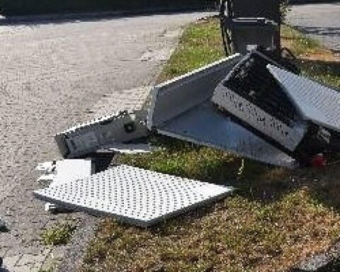 Zerstörte E-Ladesäule und beschädigter Verteilerkasten auf Parkplatz vor Raiffeisenmarkt in Lünne (Archivfoto).