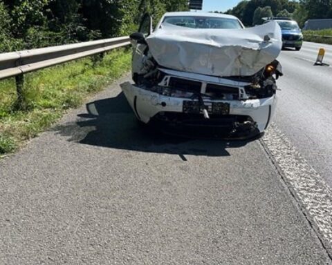 Beschädigter Opel nach Auffahrunfall auf der A2 bei Bielefeld, Polizei Bielefeld (Archivfoto).