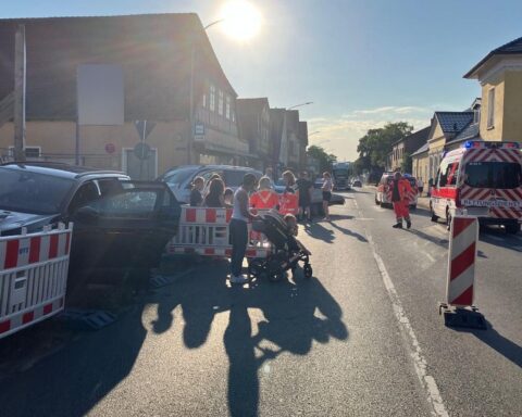 Unfallkreuzung Neue Straße/Huddelberg in Bremervörde; Einsatzwagen und Polizisten an der beschädigten Fahrbahn (Archiv).