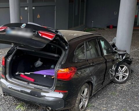 Unfallstelle in Duisburg-Huckingen: beschädigter VW Golf, Polizei-Absicherung, Betonsäule und Kameramast im Hintergrund.