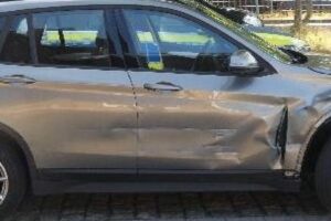 Beschädigter PKW auf Parkplatz, Tatverdächtiger flüchtig nach Unfallflucht in Meppen (Archivfoto).