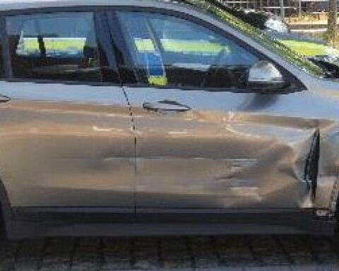 Beschädigter PKW auf Parkplatz, Tatverdächtiger flüchtig nach Unfallflucht in Meppen (Archivfoto).
