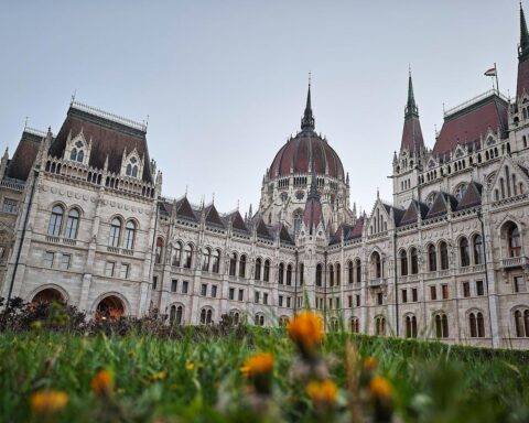 Ungarisches Parlament in Budapest: Beschluss zur Absetzung des Staatspräsidenten Tamas Sulyok.