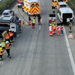 Unfallstelle auf der A9: Wohnmobil kracht am Stauende in Rettungsgasse; mehrere Fahrzeuge beschädigt.