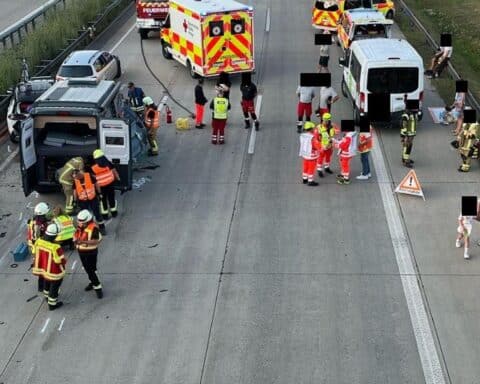 Unfallstelle auf der A9: Wohnmobil kracht am Stauende in Rettungsgasse; mehrere Fahrzeuge beschädigt.