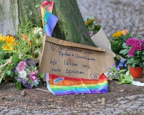 Tatort nach Todesfahrt beim CSD: Polizei sichert abgesperrte Straße in Berlin nach islamistischem Anschlag.