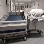 Krankenhaus-Umgebung mit Ärzten und Patienten, symbolisiert Gesundheit, Reform und politische Diskussionen.