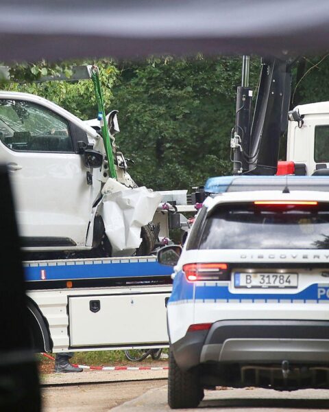 Tatort nach Todesfahrt beim CSD in Berlin; Polizei sichert den Bereich nach dem Terroranschlag.