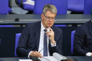 Patrick Schnieder im Archivfoto: CDU-Verkehrsminister, dessen mögliche Entlassung parteiintern kritisiert wird.