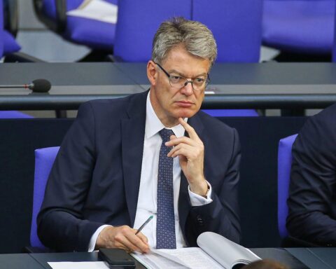 Patrick Schnieder im Archivfoto: CDU-Verkehrsminister, dessen mögliche Entlassung parteiintern kritisiert wird.