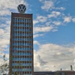 Volkswagen-Werk in Wolfsburg (Archiv): Konzernchef Oliver Blume, Gewinn- und Stellenabbau im Hintergrund.