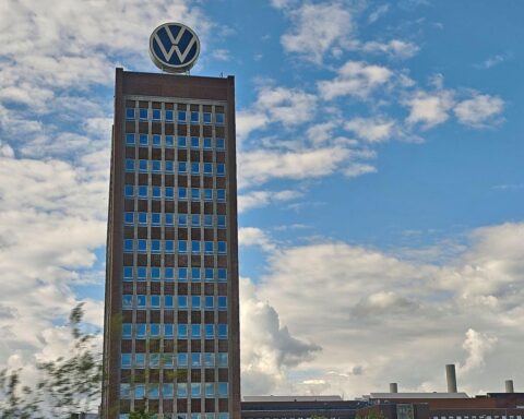 Volkswagen-Werk in Wolfsburg (Archiv): Konzernchef Oliver Blume, Gewinn- und Stellenabbau im Hintergrund.
