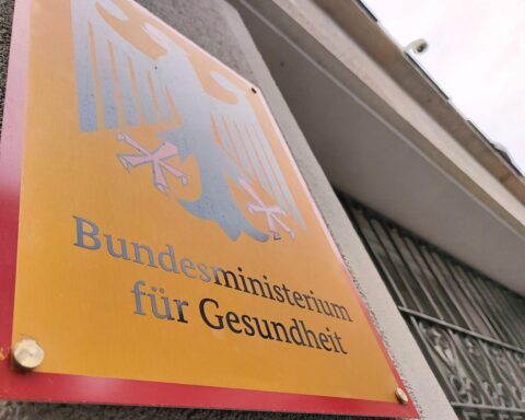 Bundesgesundheitsministerium in Berlin im Archiv: Schild/Gebäude, Hintergrund symbolisiert Wechsel und Handlungsdruck in der Pflege.